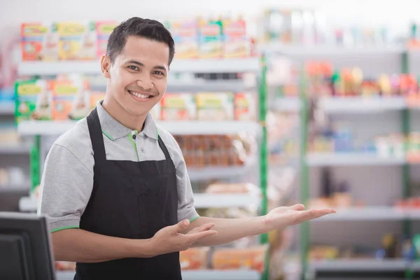 Tendero en una tienda de comestibles — Foto de Stock