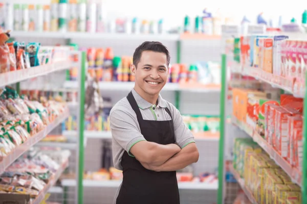 Mannelijke werknemer in supermarkt — Stockfoto