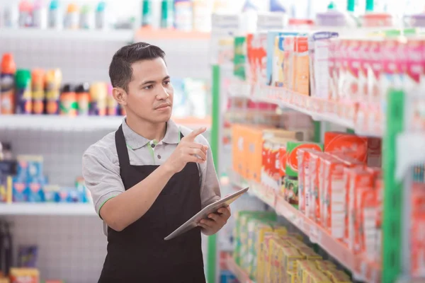 Männlicher Ladenbesitzer arbeitet in einem Lebensmittelgeschäft — Stockfoto