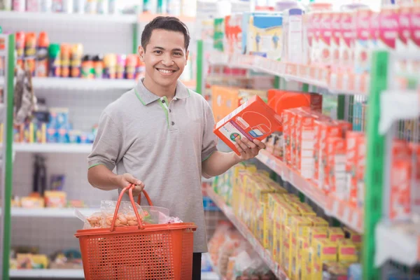 Asiático hombre en tienda de comestibles —  Fotos de Stock