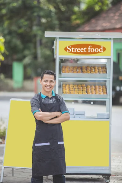 Homem com pequeno negócio comida stall — Fotografia de Stock