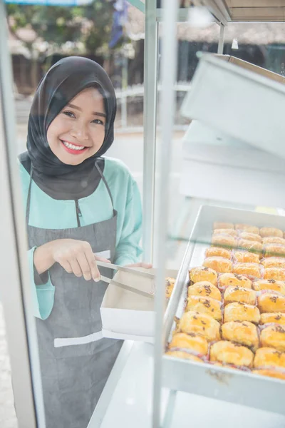 Entrepreneur musulman avec étal de nourriture — Photo