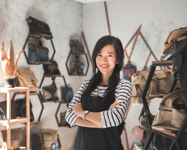 Vrouwelijke ondernemer in een tas winkel — Stockfoto