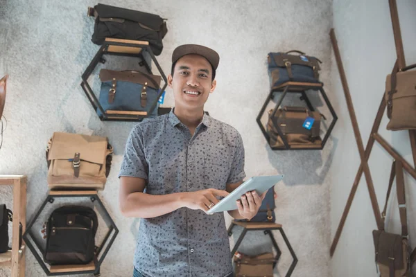 Proprietário da loja com tablet — Fotografia de Stock