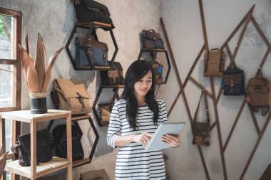 dükkan sahibi tablet ile