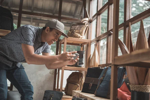 Tirar fotos de um produto na loja de sacos — Fotografia de Stock