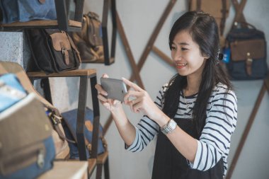 onun ürün Shop sahibi alarak resmi