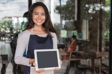 tablet ayakta önünde onun dükkanı sahibiyle AKKUŞ