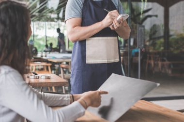 Garson doğru müşteri 