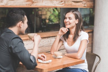 kahve dükkanında eğleniyor Çift