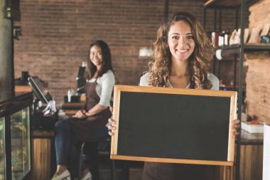 ayakta ve boş yazı tahtası tutan kadın garson