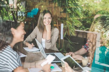Toplantı sırasında gülümseyen iş kadını