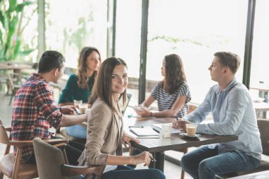 bir kafede yaratıcı iş toplantısı