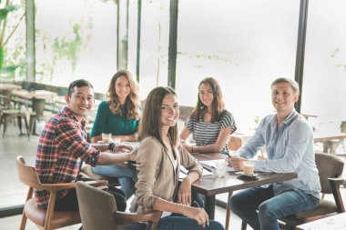 kafede geçici toplantının