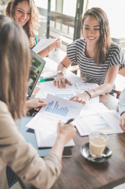 bir kafede yaratıcı iş toplantısı