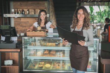 mutlu güzel Kafe sahibi