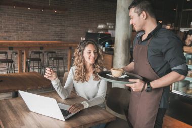 Garson kahve bir müşteriye hizmet veren