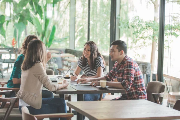 bir kafede tasarımcı beyin fırtınası Toplantı