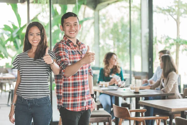 Dos pareja mostrando pulgar hacia arriba — Foto de Stock