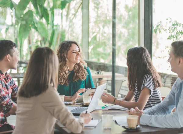 bir kafede tasarımcı beyin fırtınası Toplantı