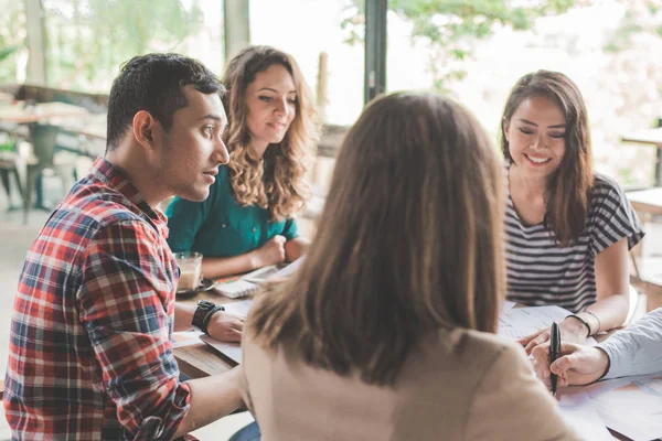 Ontwerper brainstormvergadering in een café — Stockfoto