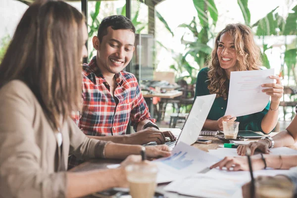 bir kafede tasarımcı beyin fırtınası Toplantı