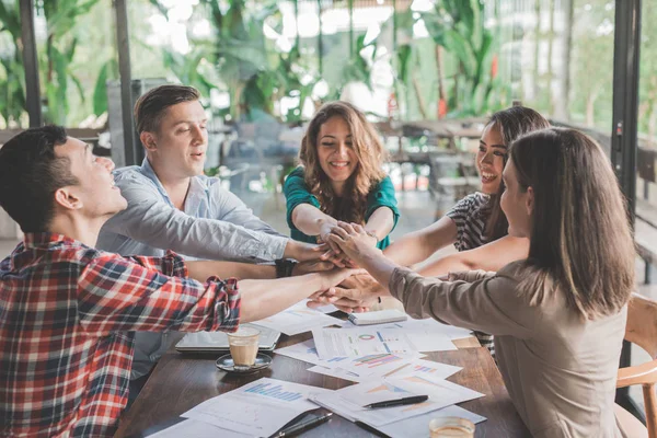 yaratıcı iş ekip çalışması bir alkış