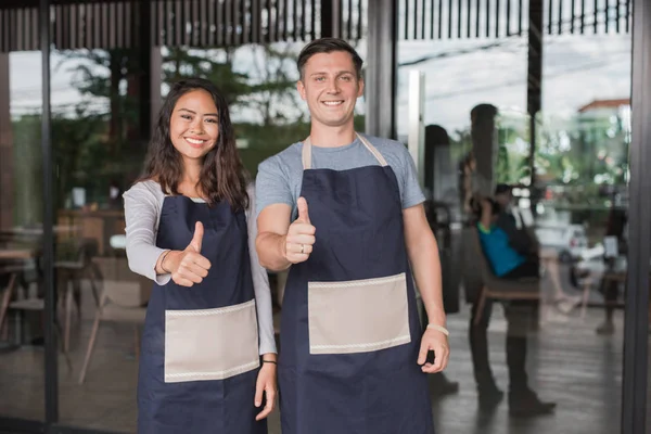 başparmak gösterilmesini garson