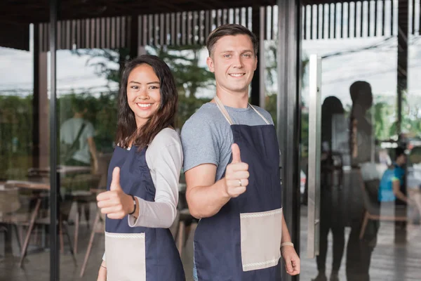 başparmak gösterilmesini garson