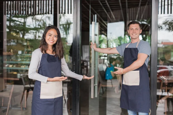 Garson konuksever müşteri 