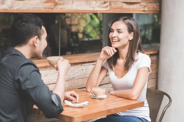 kahve dükkanında eğleniyor Çift