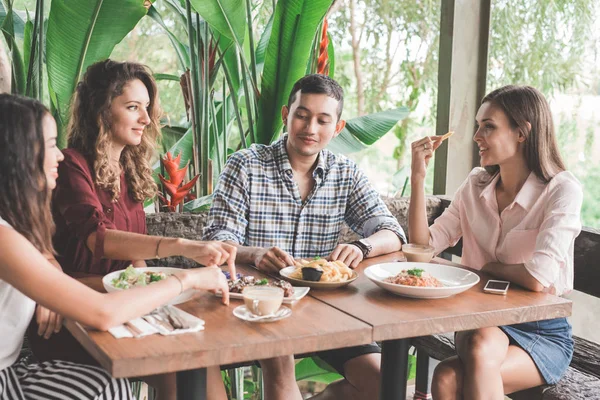 Best friend having their lunch — Stock Photo, Image