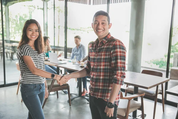 yaratıcı ekibi kafede el sallamak