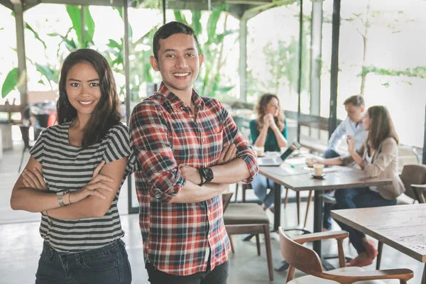 Twee jonge partner tijdens hun bijeenkomst in café — Stockfoto