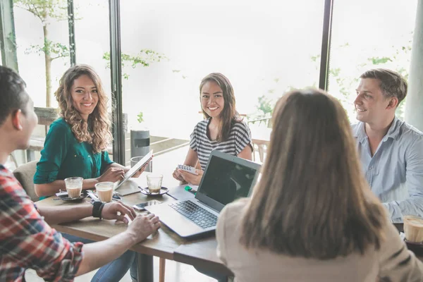 Lavoro di squadra diversificato nel caffè — Foto Stock