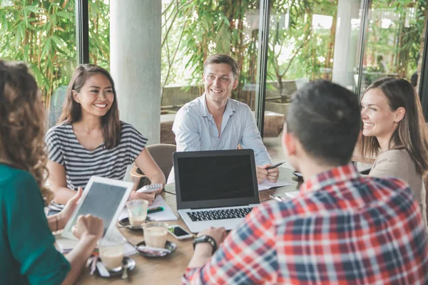 bir kafede yaratıcı iş toplantısı