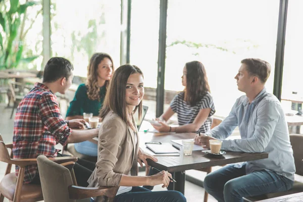 bir kafede yaratıcı iş toplantısı