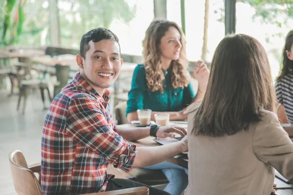 Casual meeting in coffee shop — Stock Photo, Image