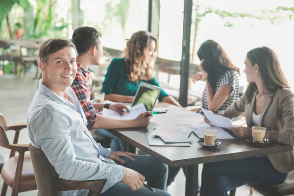bir kafede yaratıcı iş toplantısı