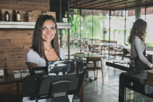 Aantrekkelijke café eigenaar glimlach en iets te doen — Stockfoto
