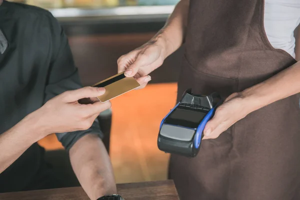 Cliente pagando sus facturas con tarjeta de crédito — Foto de Stock