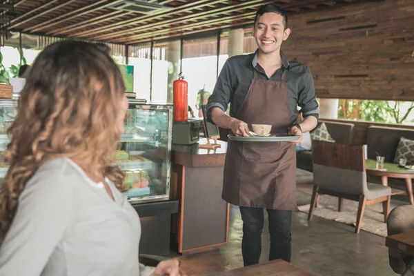 Zufriedene Kundin bekommt ihren Kaffee — Stockfoto