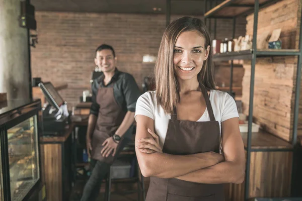 Felice bella proprietario del caffè — Foto Stock