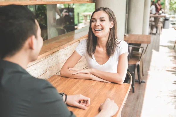 Pareja divirtiéndose en la cafetería — Foto de Stock