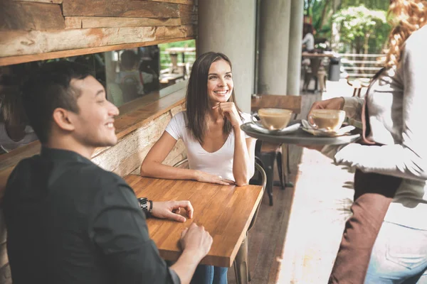 Chelneriță care servește cafea pentru un cuplu de clienți — Fotografie, imagine de stoc