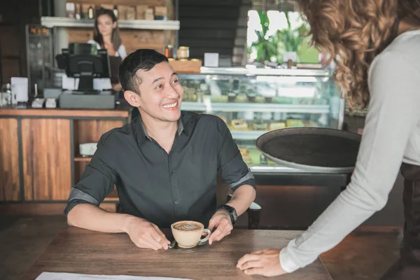 Customer get his coffee — Stock Photo, Image