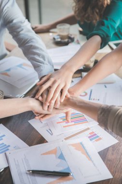 Ellerinizi bir araya getirmek iş takım