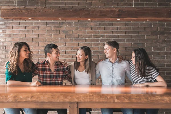 Cafede takılmak çok ırklı arkadaşlar