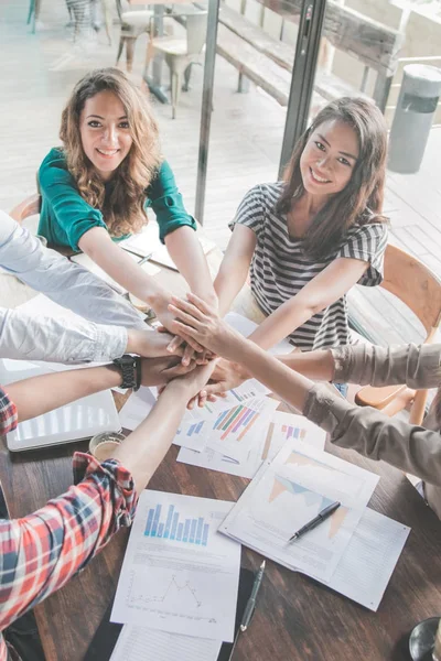 Business team mettere le mani insieme — Foto Stock