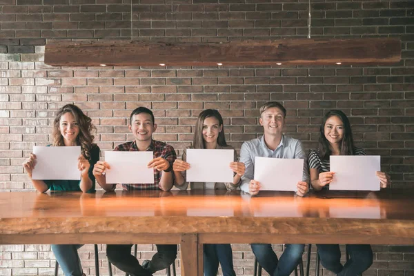 Çok ırklı arkadaşlar kağıt tutan